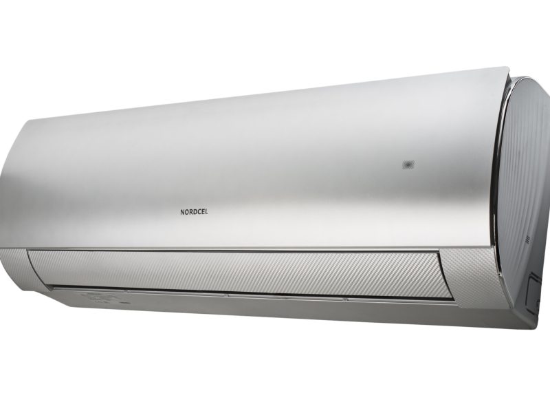 Hõbedane Nordcel Fairy Nordic õhksoojuspumba siseosa diagonaalvaates, suletud õhusuunajaga