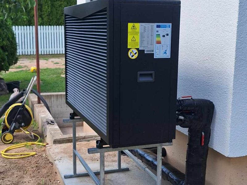 Sunrain monoblokk õhk-vesi soojuspump paigaldatuna vibratsioonivastasele alusele